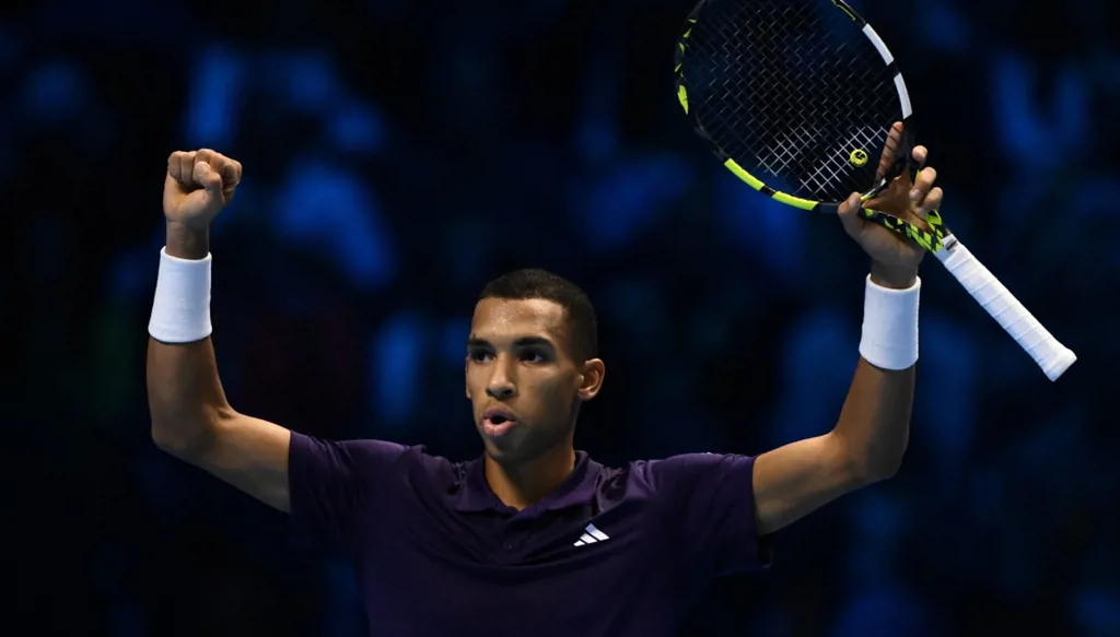 أوجيه-ألياسيم يُطيح بزفيريف ويحجز مقعداً في نصف نهائي بطولة "ايه تي بي" الختامية