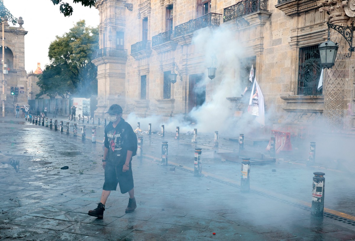 أعمال الشغب خلال التظاهرة (أ ف ب).