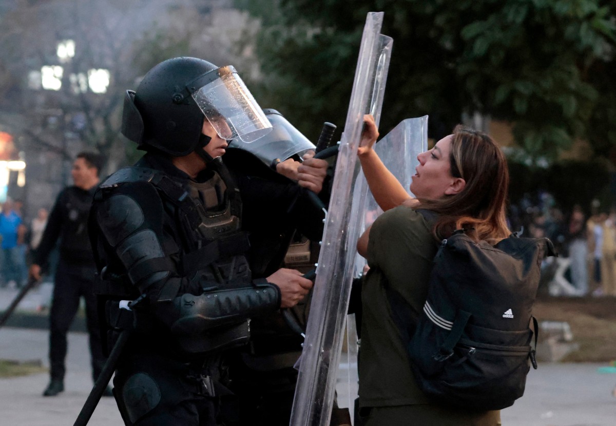 أعمال الشغب خلال التظاهرة (أ ف ب).