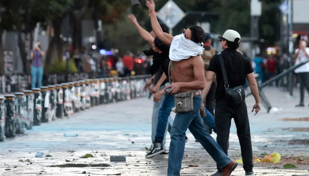 بالصور- تظاهرة ضدّ سياسات رئيسة المكسيك... 120 جريحاً بأعمال شعب وصدامات مع الشرطة