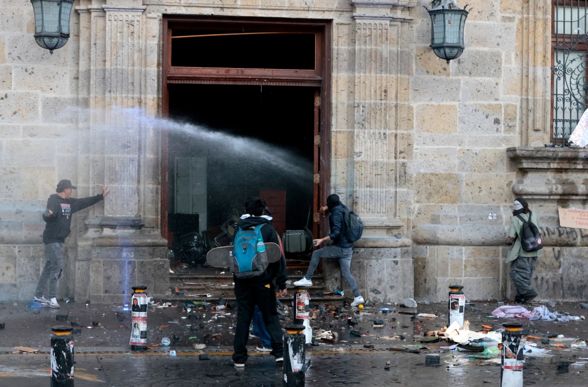 أعمال الشغب خلال التظاهرة (أ ف ب).