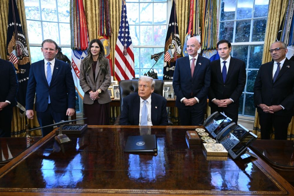 الرئيس الأميركي دونالد ترامب وإلى جانبه إنفانتينو. (أ ف ب)