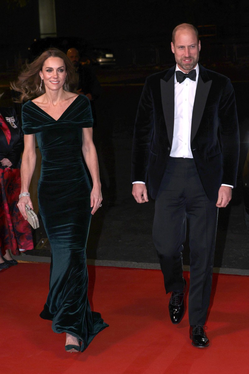 كيت ميدلتون بفستان أخضر زمردي على السجادة الحمراء بعد غياب عامين (أ.ف.ب)