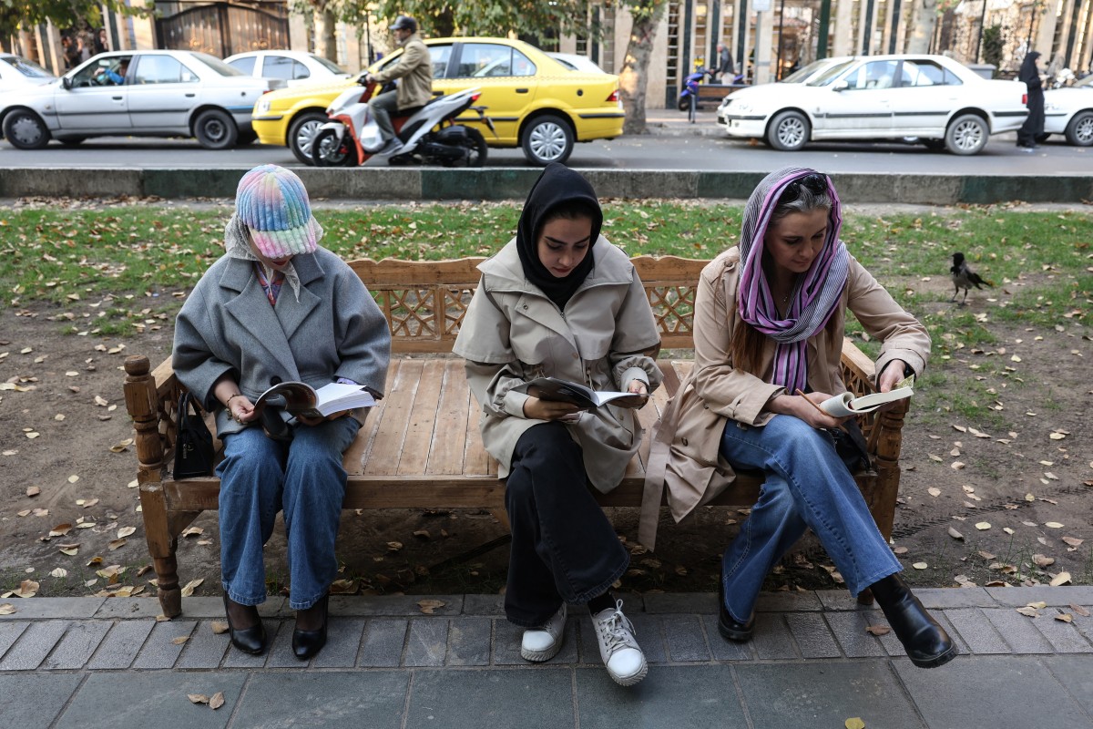 إيرانيات يقرأن الكتب خلال فعالية في طهران. (أ ف ب)