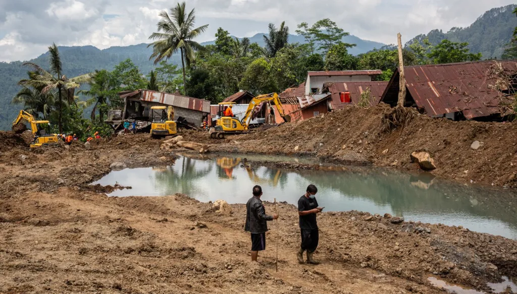 مقتل ثمانية أشخاص في إندونيسيا بفيضانات وانزلاقات تربة