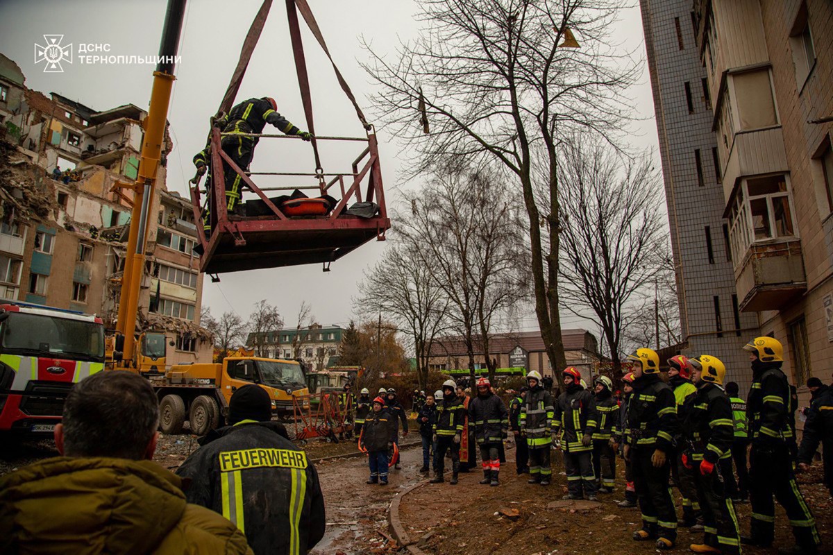 تضرّر مبنى في أوكرانيا. (أ ف ب)