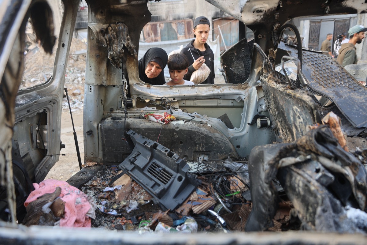سيارة محترقة نتيجة ضربة إسرائيلية.(أف ب)