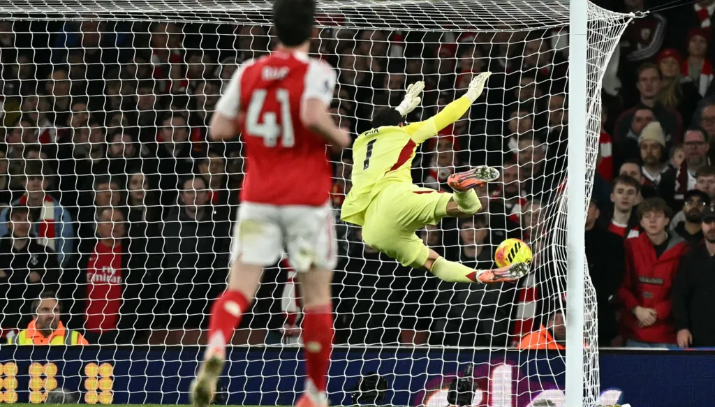 ريتشارليسون يبهر الجميع بهدف من منتصف الملعب أمام أرسنال (فيديو)