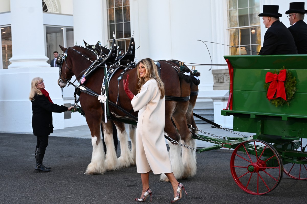 ميلانيا ترامب تستقبل شجرة الكرسمس 2025 بمعطف ديور (أ.ف.ب)