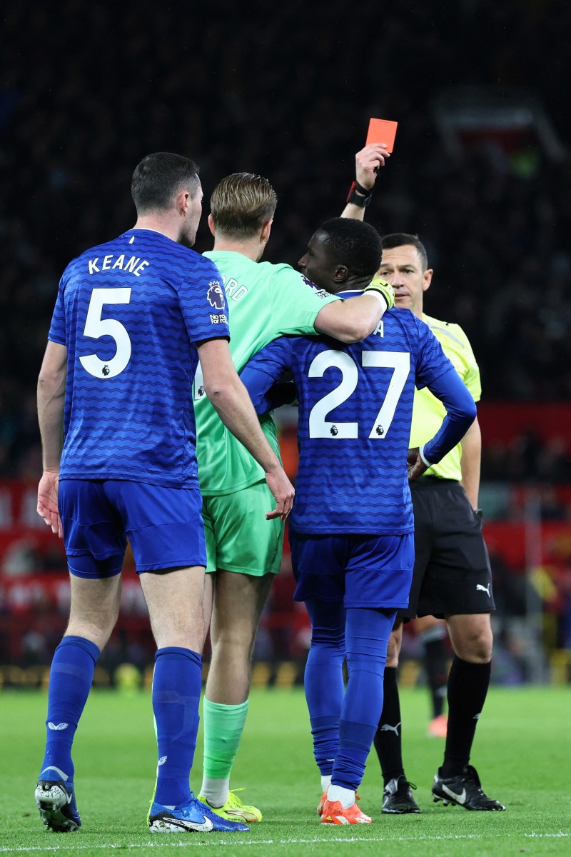 لحظة طرد إدريسا غاي. (أ ف ب)