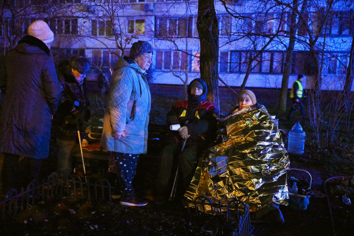 عمليات الانقاذ في كييف (أ ف ب).