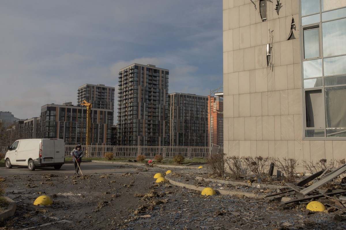 مبنى سكني متضرر جراء قصف صواريخ وطائرات مسيرة روسية في كييف (أ ف ب).