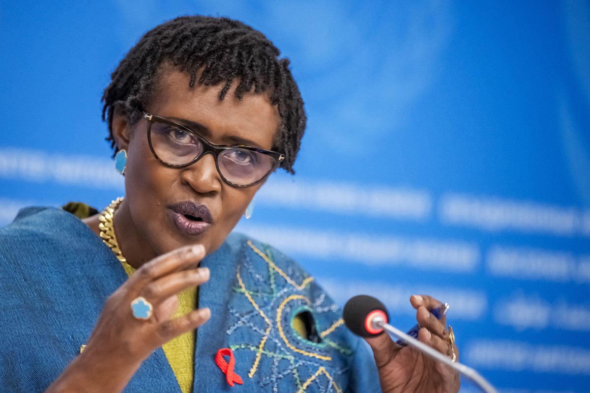 تعقد المديرة التنفيذية لبرنامج الأمم المتحدة المشترك لمكافحة الإيدز، ويني بايانيما، مؤتمراً صحافياً قبل اليوم العالمي للإيدز 2025 في مكاتب الأمم المتحدة في جنيف. (أ ف ب)