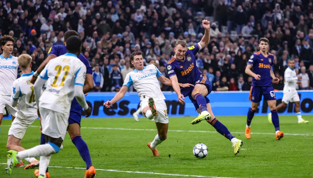 نيوكاسل يونايتد يتهم الشرطة الفرنسية بالاعتداء على مشجعيه