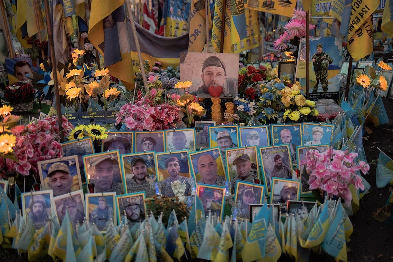 أعلام أوكرانية وصور جنود سقطوا في نصب تذكاري في ساحة الاستقلال في كييف، (ا ف ب).