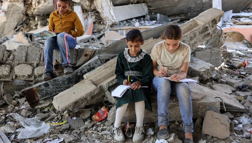 تلامذة غزة يعودون الى الدراسة تحت الخيم... قميص مهترئ ومن دون كتب ولا دفاتر! (صور)