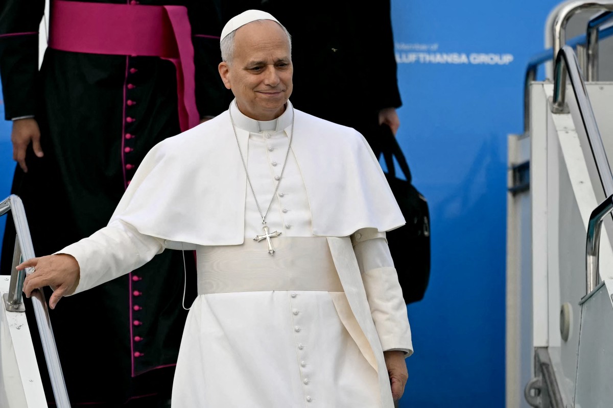 البابا لاوون الرابع عشر في مطار أنقرة. (أ ف ب)