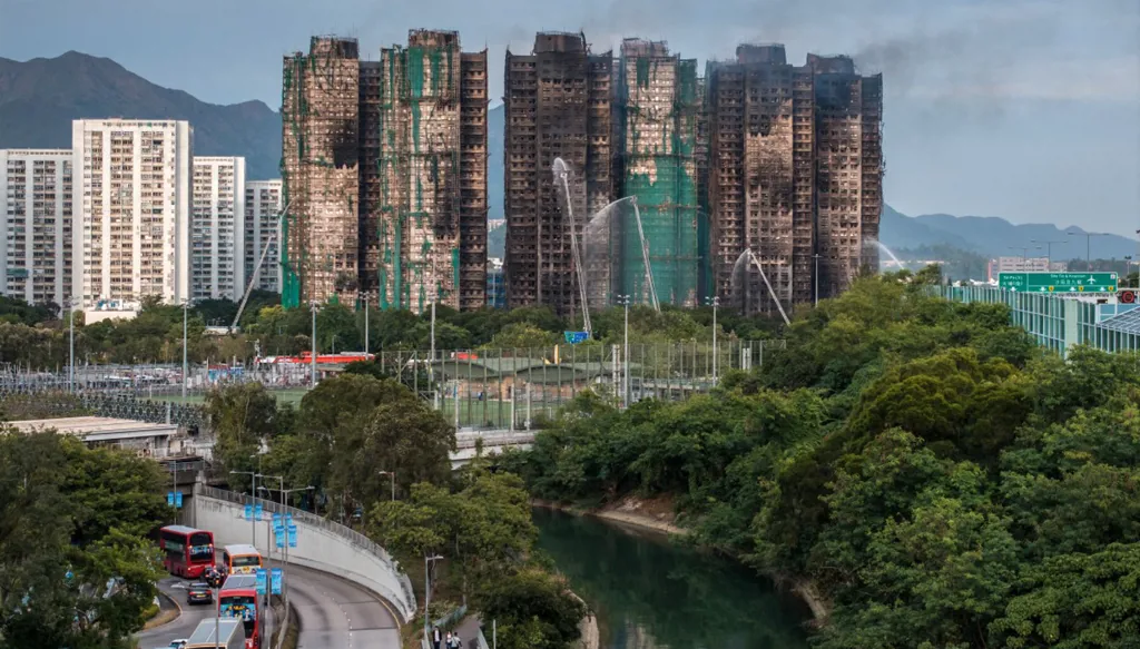 ارتفاع حصيلة الحريق في هونغ كونغ إلى 128 قتيلاً