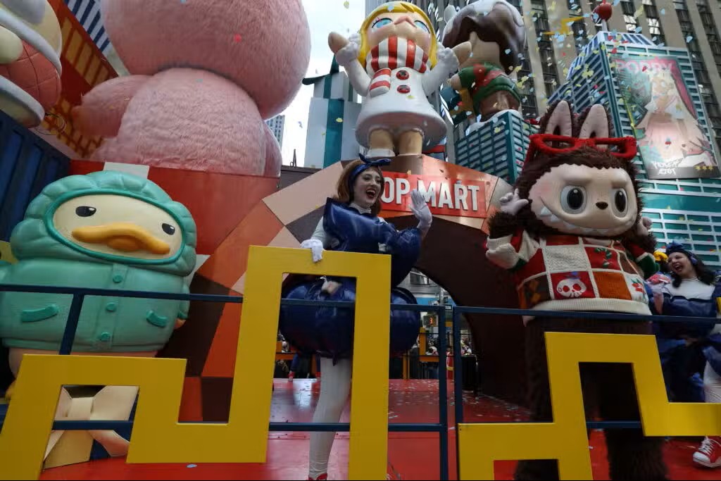 عربة لابوبو خلال موكب عيد الشكر السنوي لشركةMacy’s في مدينة نيويورك، في 27 نوفمبر 2025. (أ ف ب)