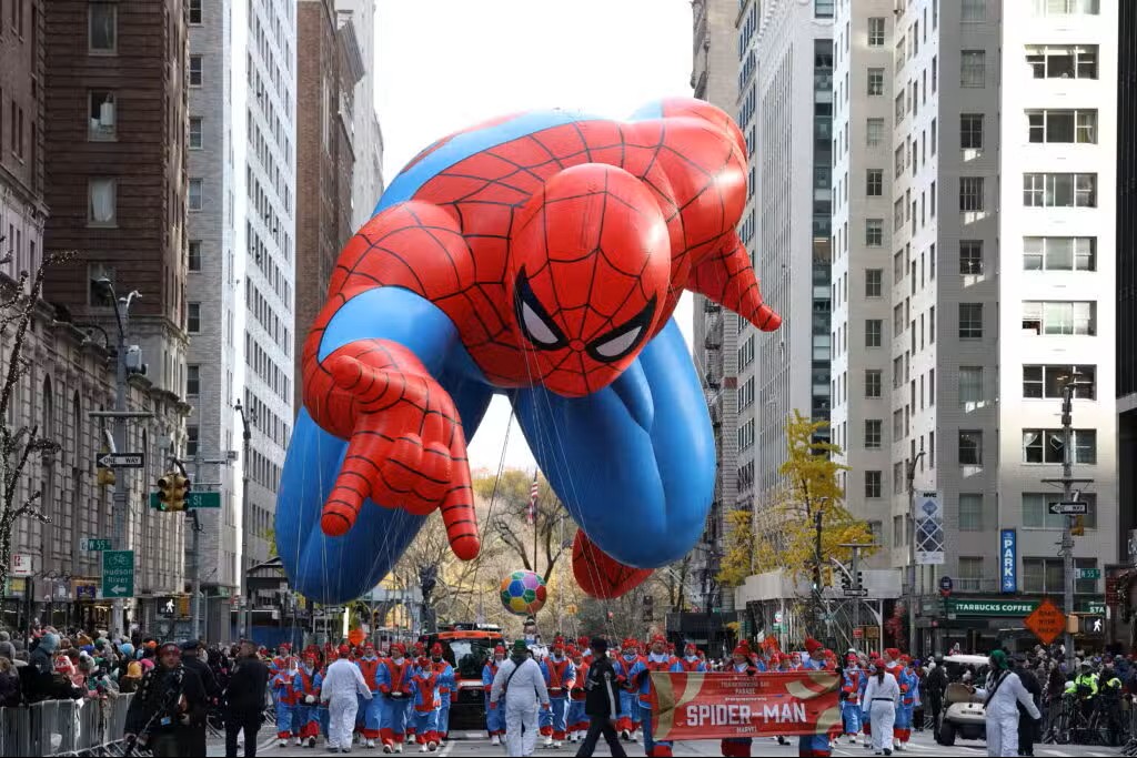 بالون سبايدر مان في الشارع خلال موكب عيد الشكر السنوي لشركة Macy’s في مدينة نيويورك، في 27 نوفمبر 2025. (أ ف ب)