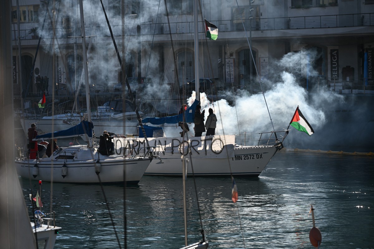 محتجّون في إيطاليا. (أ ف ب)