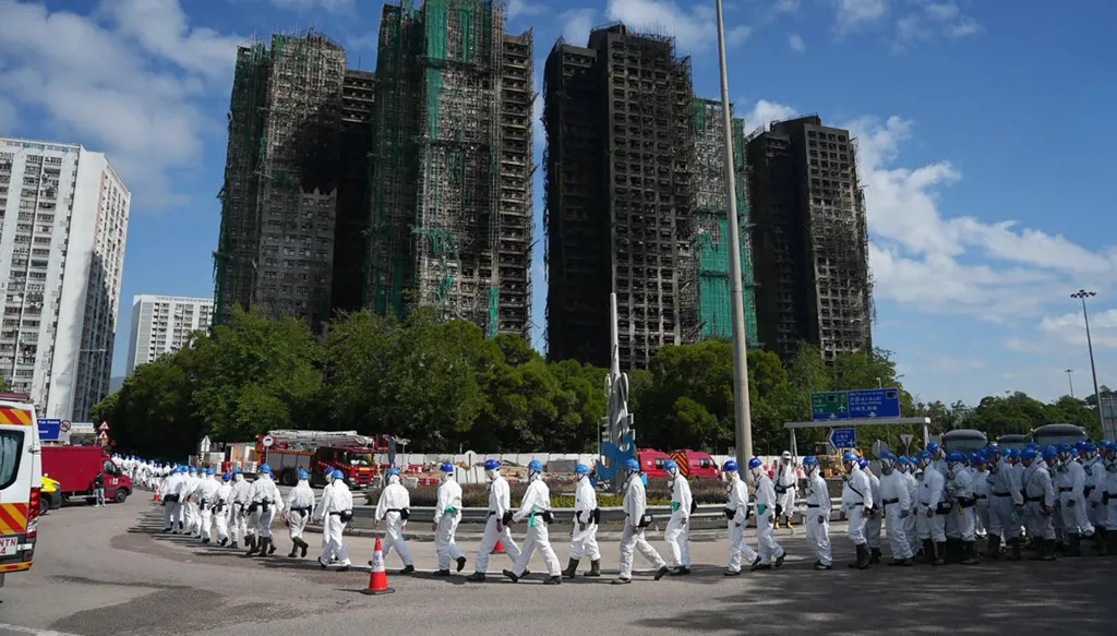 هونغ كونغ تنعي ضحايا حريق أودى بحياة 128 شخصاً... وتوقعات بارتفاع العدد (صور)