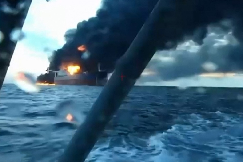 دخان يتصاعد من سفينة شحن مشتعلة في البحر الأسود قبالة الساحل التركي. (أ ف ب)