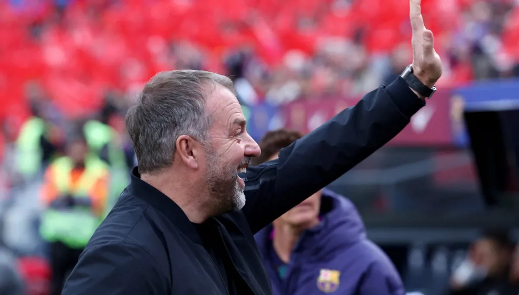 لقطة مثيرة للجدل بين هانسي فليك ورافينيا... والألماني يكشف ما جرى (فيديو)