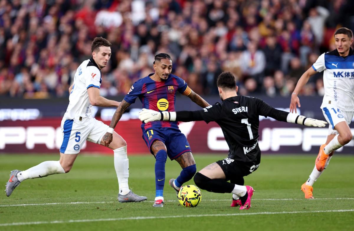 رافينيا خلال مباراة فريقه برشلونة أمام ألافيس. (أ ف ب)