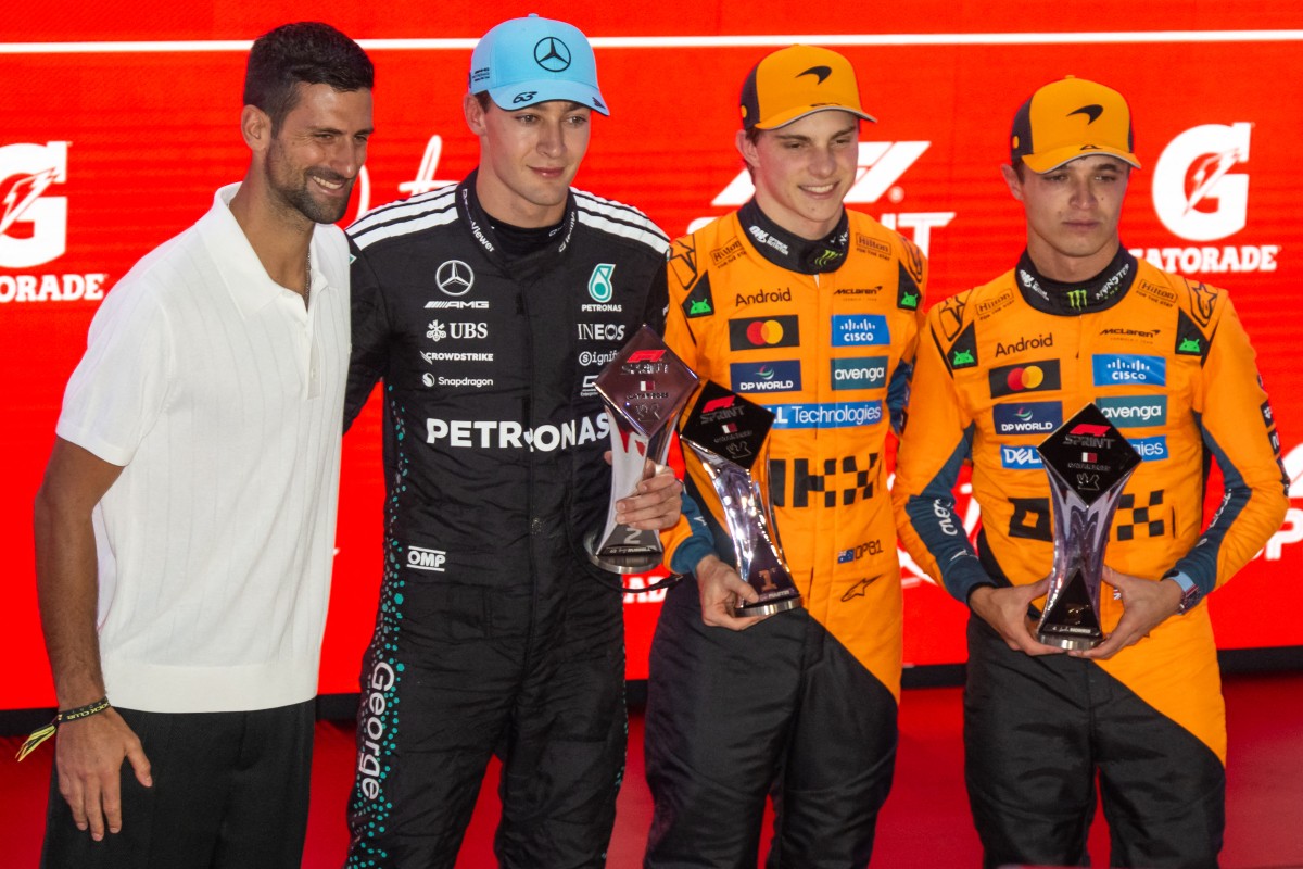 نوريس وبياستري وراسل مع نجم كرة المضرب نوفاك ديوكوفيتش. (أ ف ب)