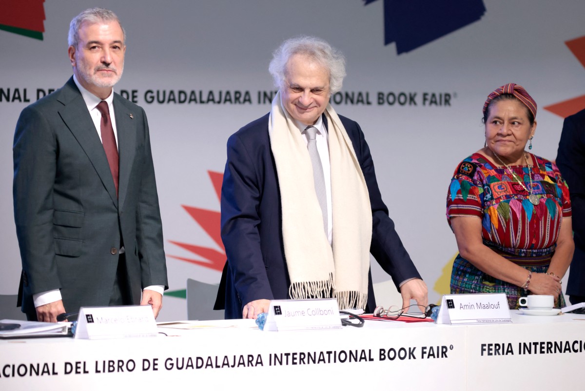 أمين معلوف خلال تسلم الجائرة (أ ف ب).