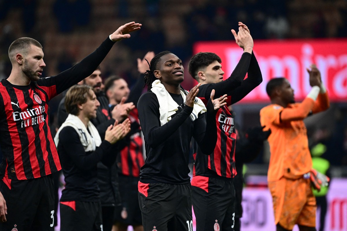 ميلان يخوض قمة أمام لاتسيو. (أ ف ب)