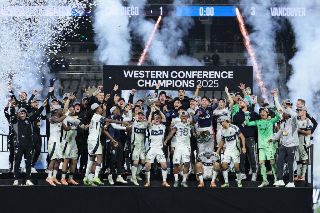 فانكوفر يحتفل بلقب المنطقة الغربية. (أ ف ب)