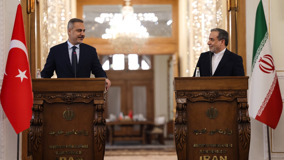 عباس عراقجي وهاكان فيدان (أ ف ب).