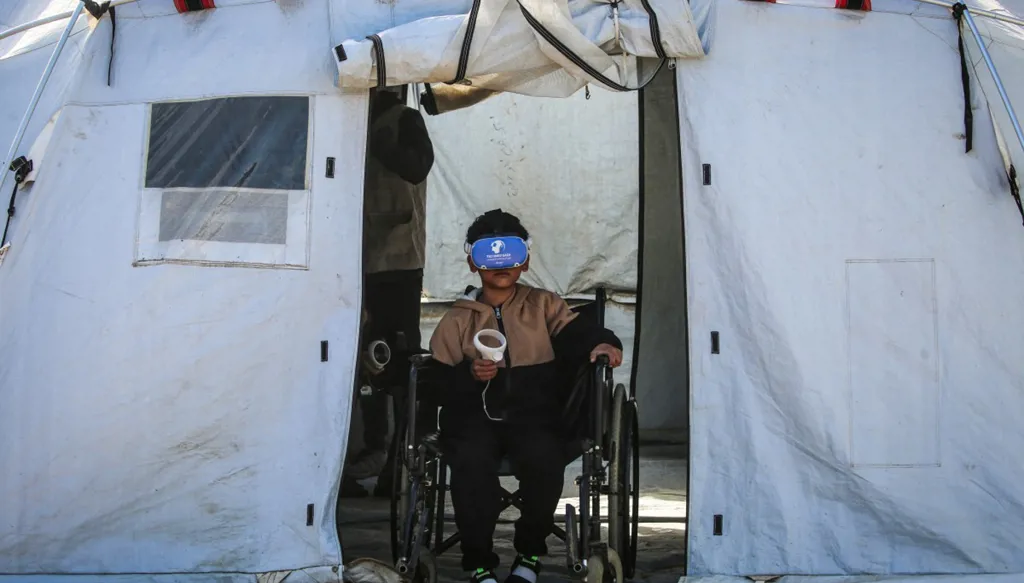 في خيمة بغزة… أطفال يهربون من الحرب إلى عالم افتراضي يمنحهم لحظة شفاء