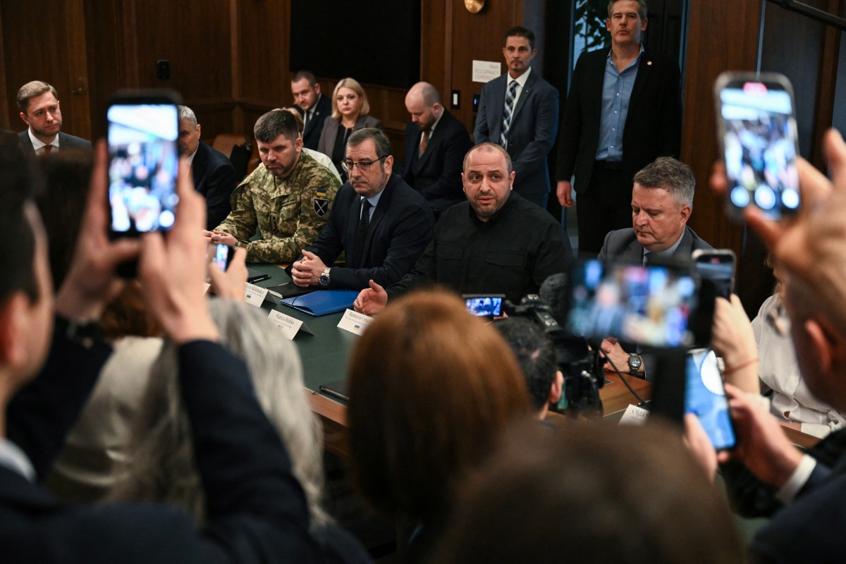 الوفد الأوكراني. (أ ف ب)