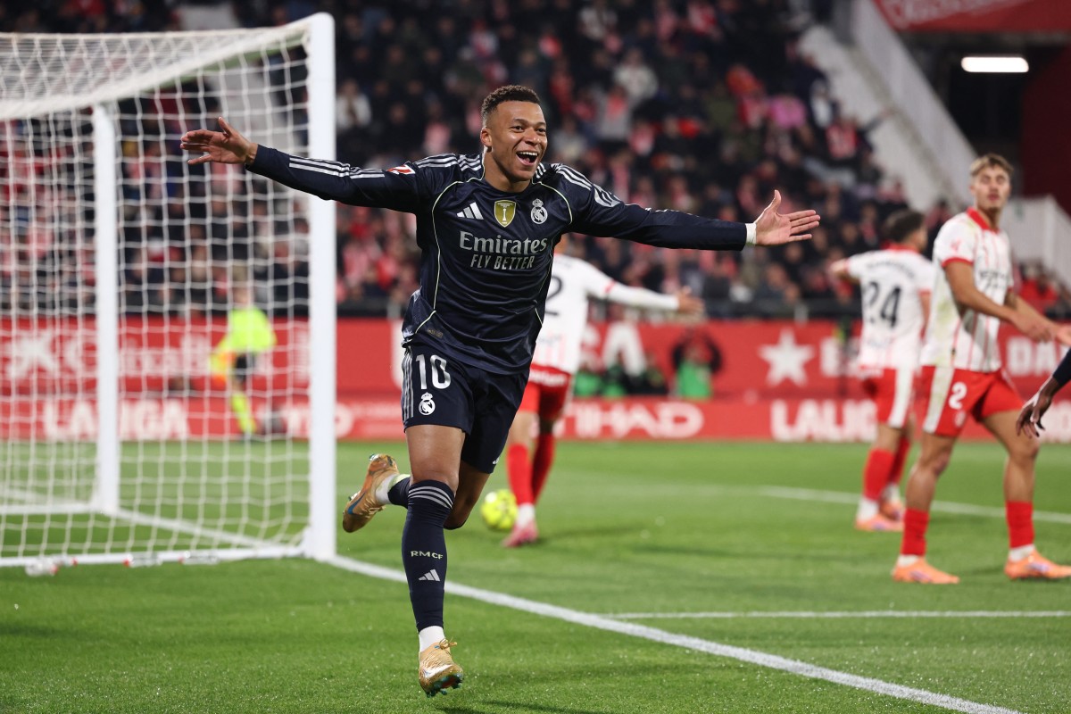 ريال مدريد ينتظر تعثر برشلونة للانقضاض مجدداً على الصدارة. (أ ف ب)