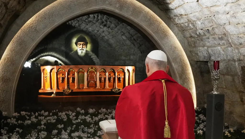 البابا يجثو أمام القديس شربل: لا سلام من دون توبة القلب