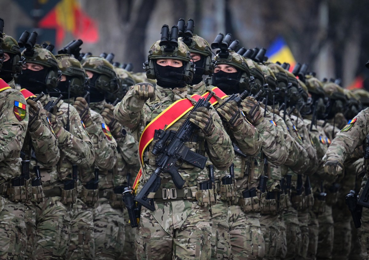 قوات من الجيش الروماني خلال استعراض عسكري بمناسبة العيد الوطني لرومانيا في بوخارست (أ ف ب)