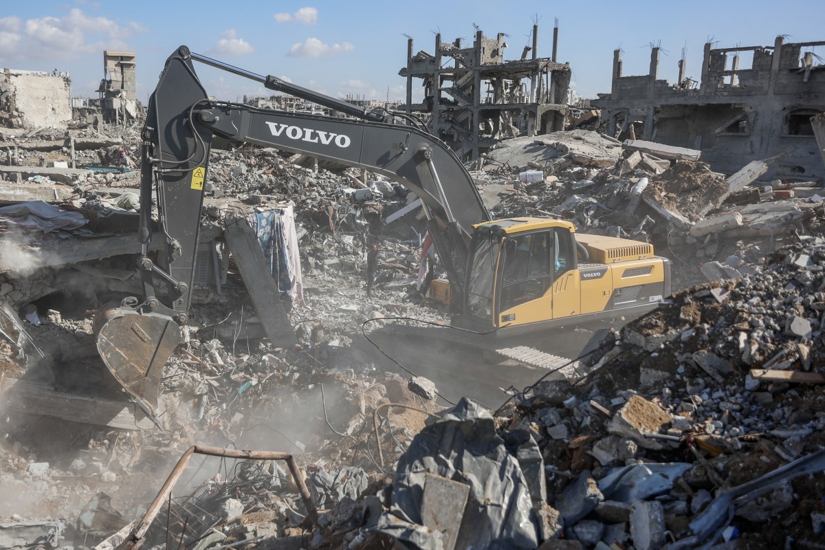 استخدام حفار للبحث عن آخر جثتين من الرهائن. (أ ف ب)