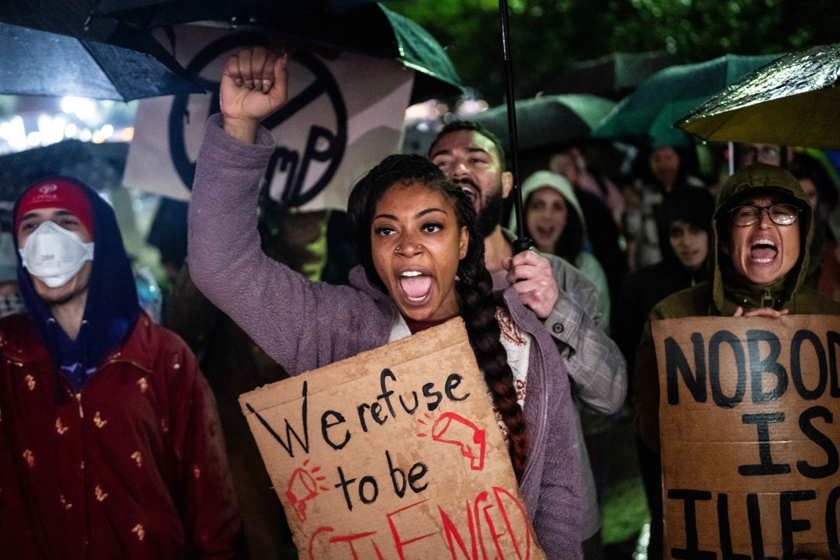 احتجاج الناس ضد عمليات دائرة الهجرة والجمارك ودوريات الحدود خارج مبنى البلدية في نيو أورليانز، لويزيانا. (أ ف ب)