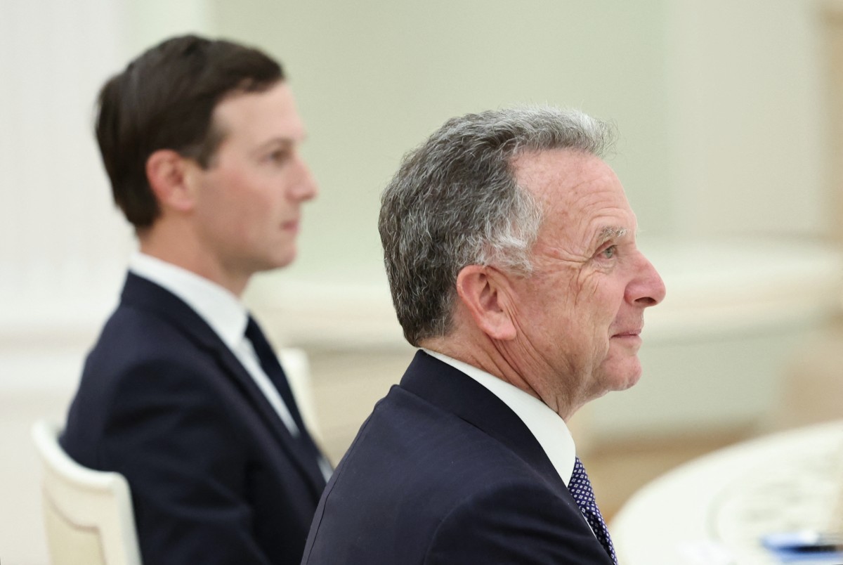 المبعوث الأميركي الخاص ستيف ويتكوف وصهر الرئيس الأميركي دونالد ترامب غاريد كوشنر وهما يحضران اجتماعًا مع الرئيس الروسي في الكرملين بموسكو. (أ ف ب)