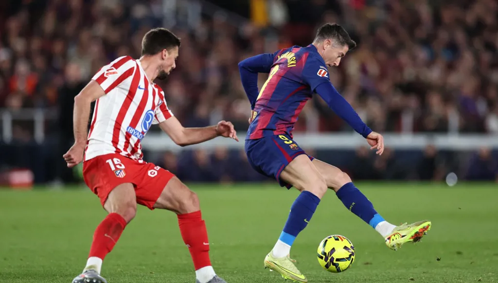 ليفاندوفسكي يهدر ركلة جزاء بطريقة غريبة (فيديو)