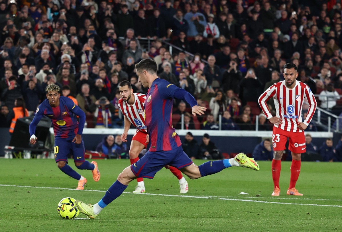 ليفاندوفسكي مع برشلونة بمواجهة أتلتيكو مدريد. (أ ف ب)