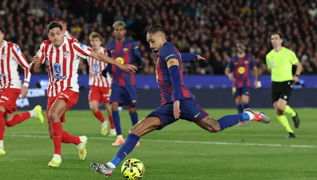 برشلونة يحل ضيفاً ثقيلاً على ريال بيتيس... موعد المباراة والقنوات الناقلة