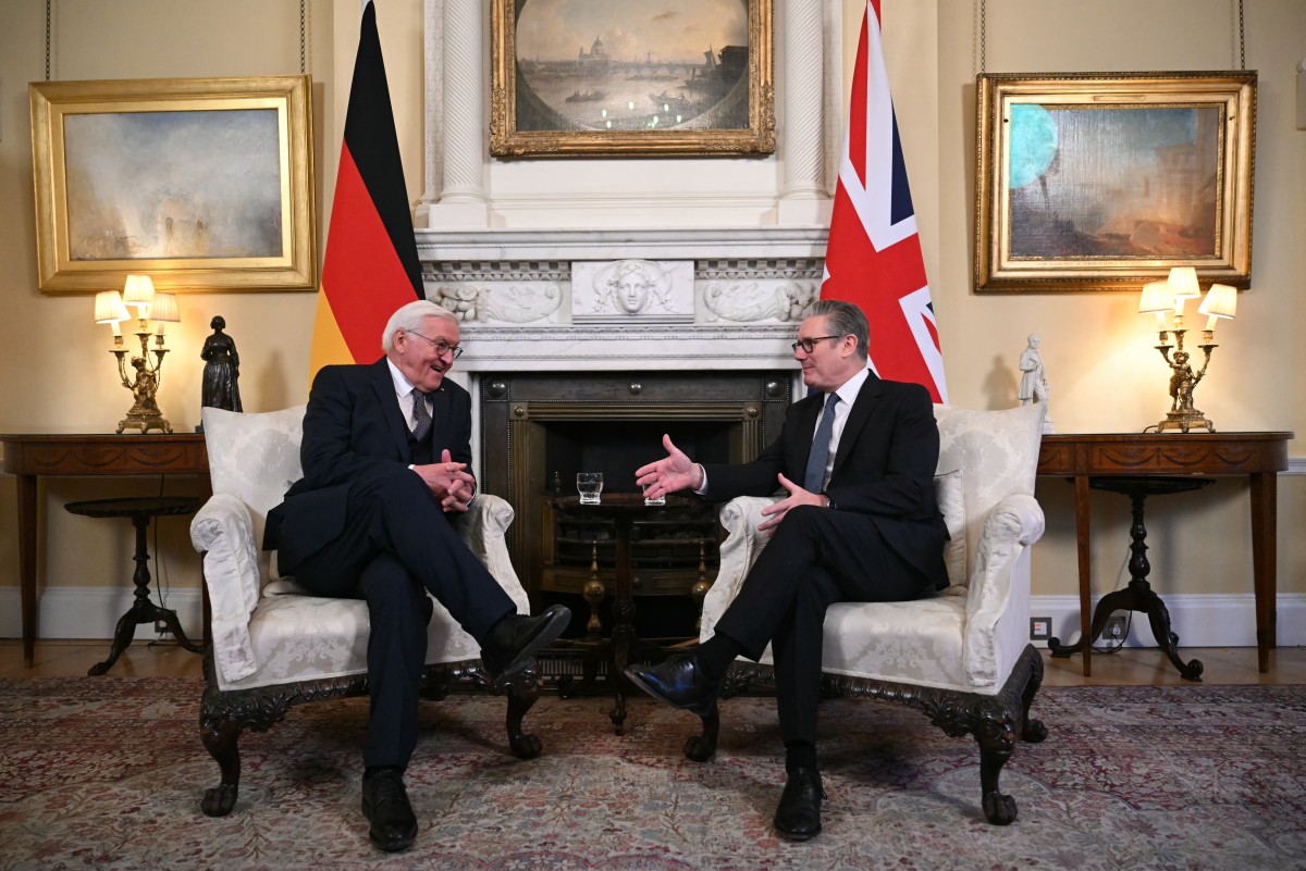 رئيس الوزراء البريطاني كير ستارمر يتحدث مع الرئيس الألماني فرانك-فالتر شتاينماير. (أ ف ب)