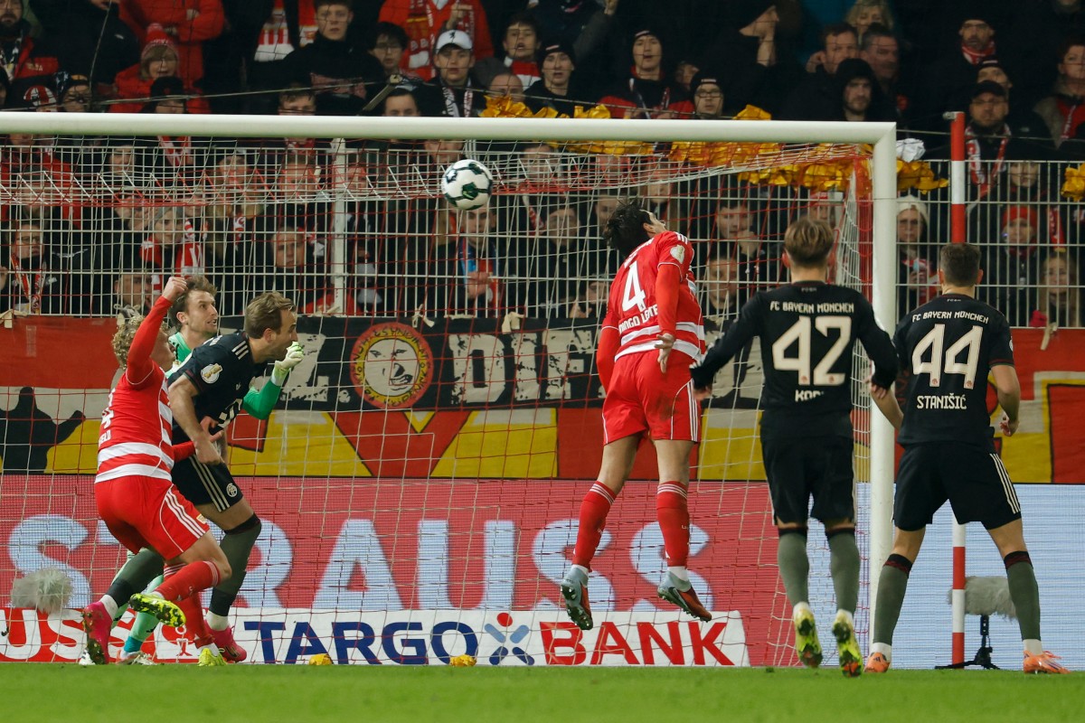 من المباراة المجنونة بين بايرن ميونيخ ويونيون برلين. (أ ف ب)