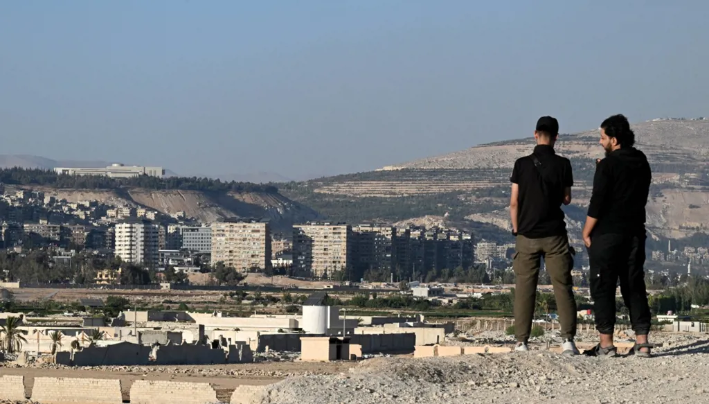 "رويترز" نقلاً عن مصادر: رئيس المخابرات السوري السابق ورامي مخلوف يخططان لانتفاضتين في سوريا