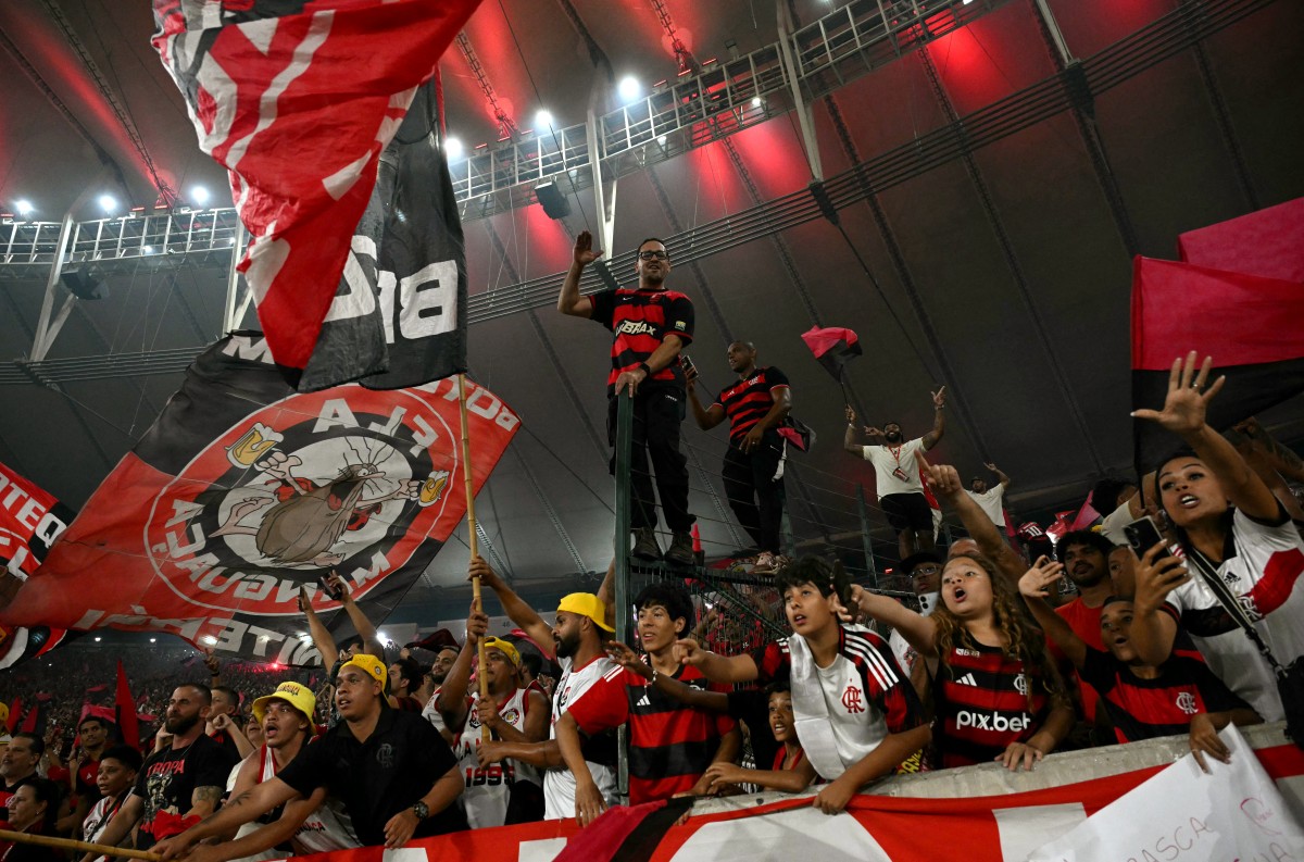 جمهور فلامنغو يحتفل باللقب. (أ ف ب)