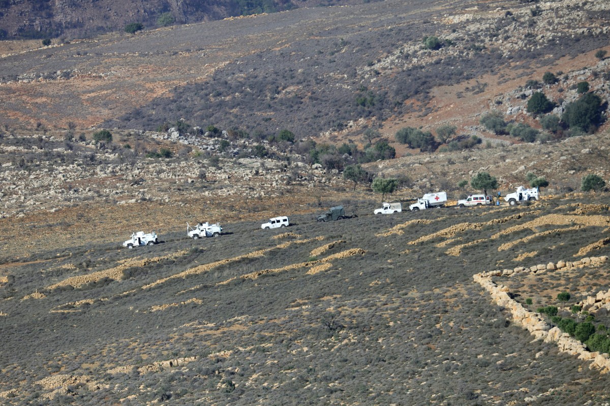 قوات حفظ السلام التابعة للأمم المتحدة تقوم بدورية مع قوات الجيش اللبناني في منطقة البويضة في مرجعيون. (أ ف ب)